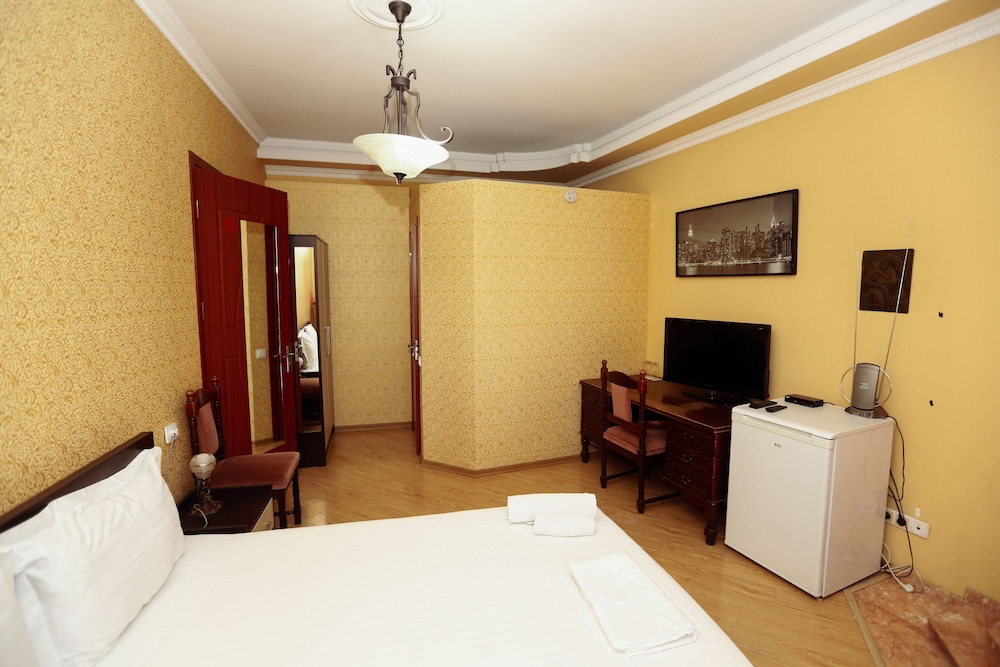 ROOM, DOUBLE BED
