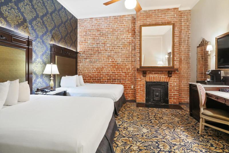 Interior, Mixed Dorm, 2 Queen Beds, No Window