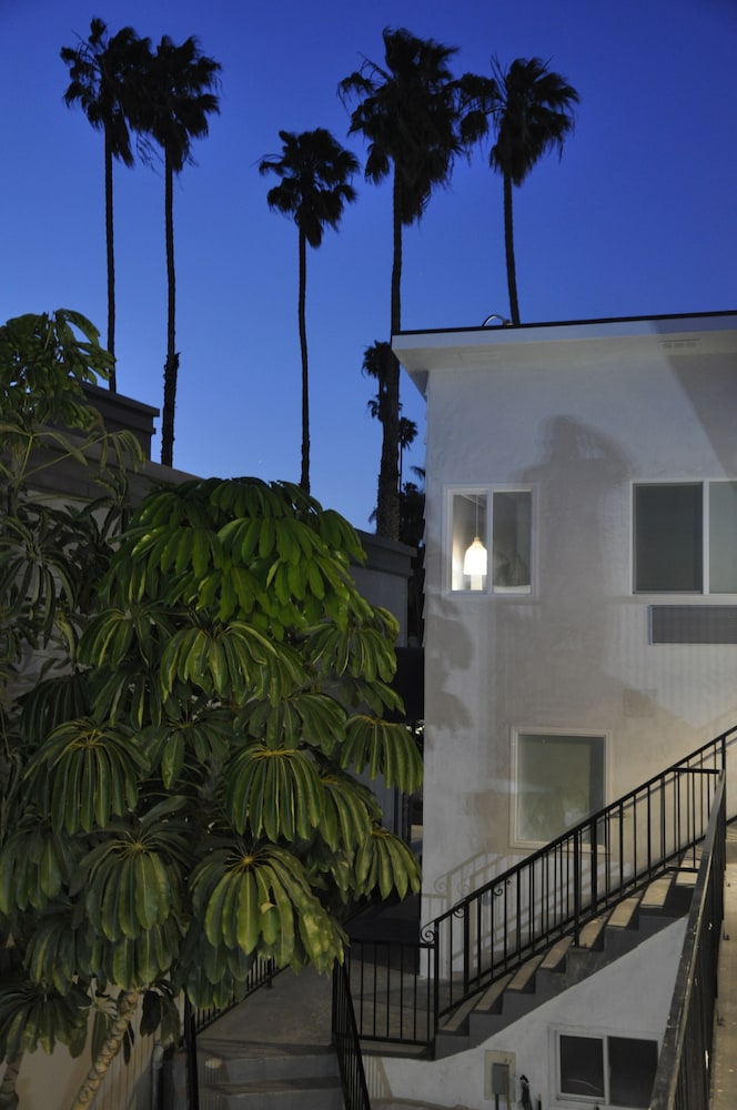 The Belmont Shore Inn 37/44