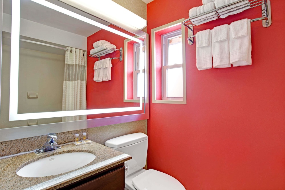 غرفة بسريرين مزدوجين، Days Inn by Wyndham Ridgefield NJ 3/4