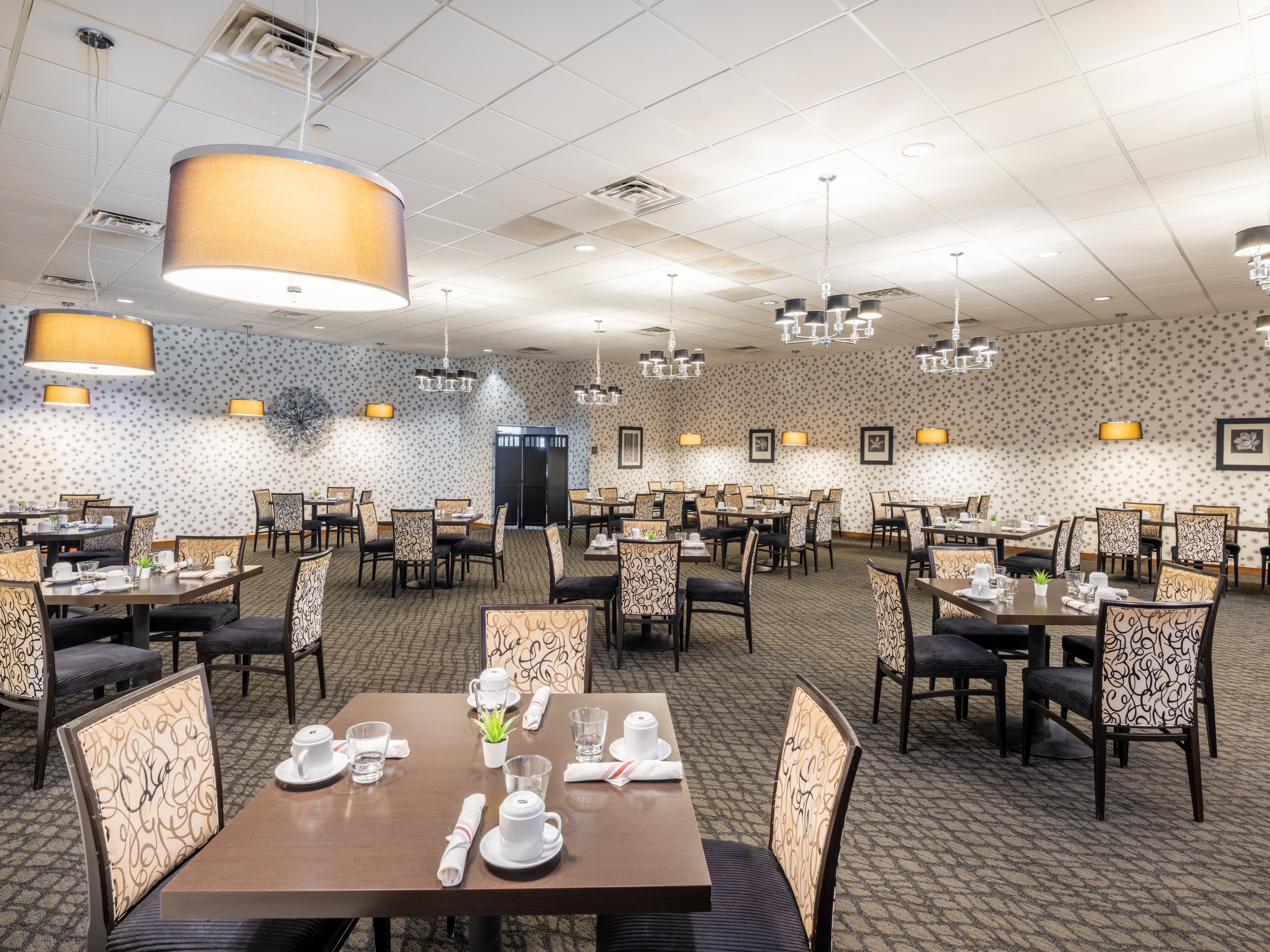 CROWNE PLAZA MILWAUKEE AIRPORT 39/81