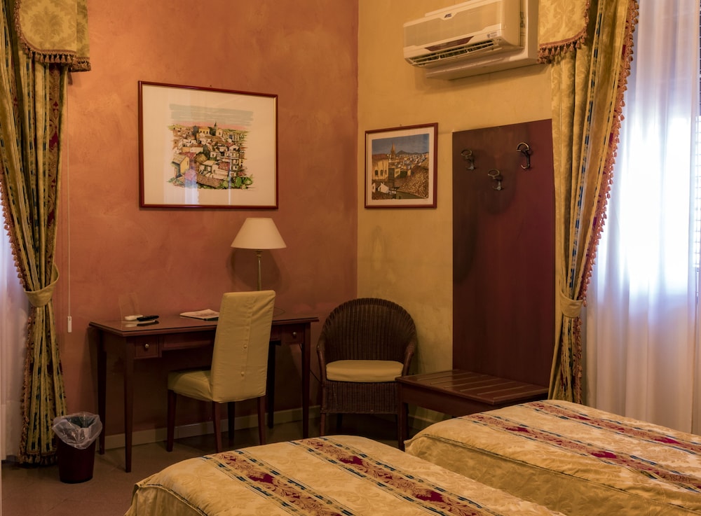 Joli Hotel 38/50