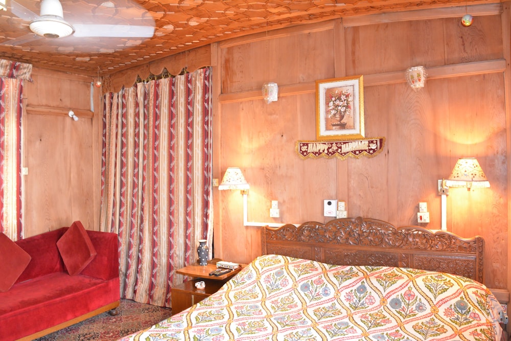 New Golden Flower Heritage Houseboat 12/22
