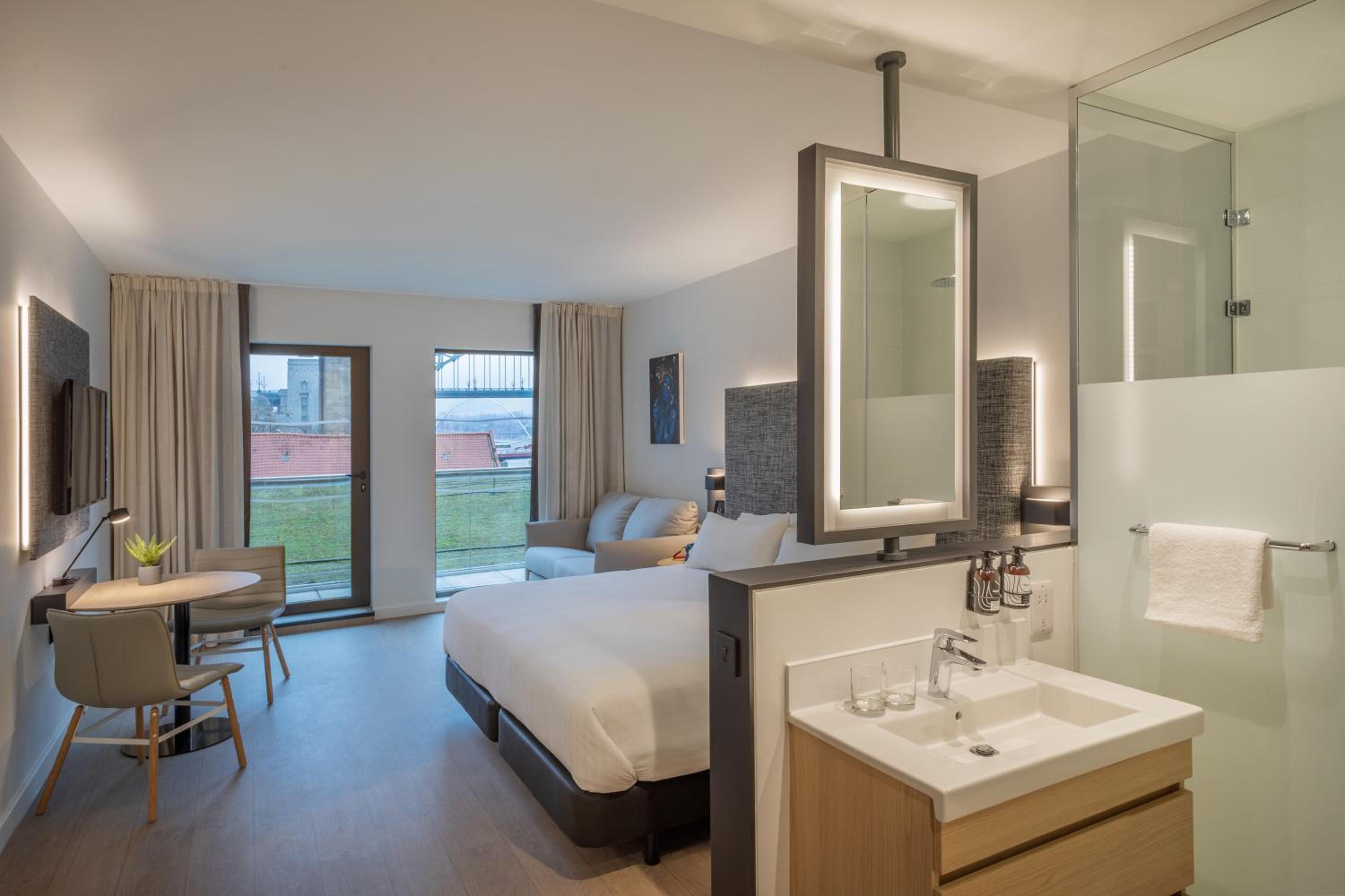 Innside, Studio, King Bed, Balcony, INNSIDE Newcastle 5/5