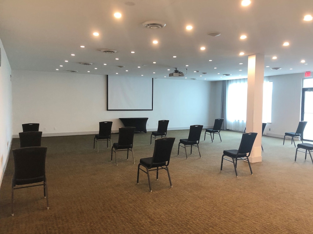 Executive Suites Hotel and Conference Centre Metro Vancouver 52/57