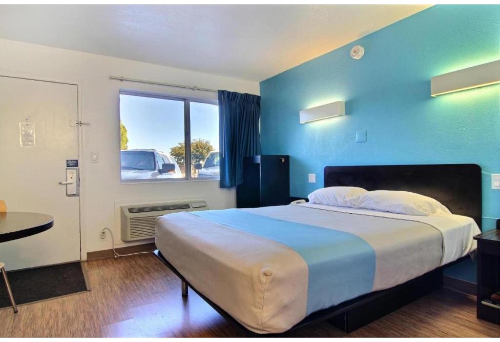 1 King Bed - Non-Smoking, Micfridge