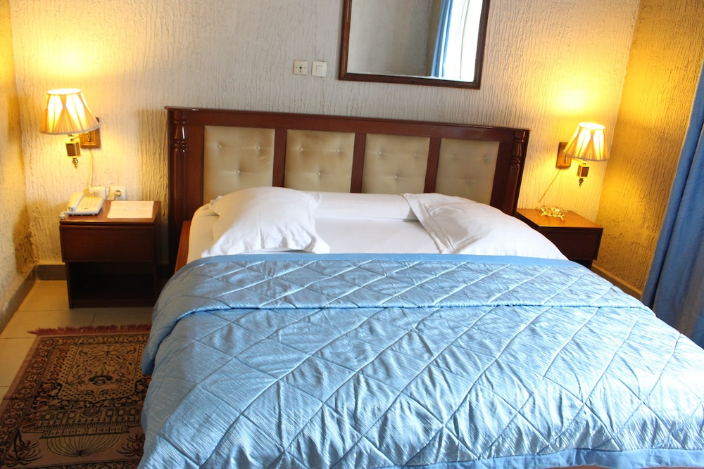 Jet Hotel 10/46