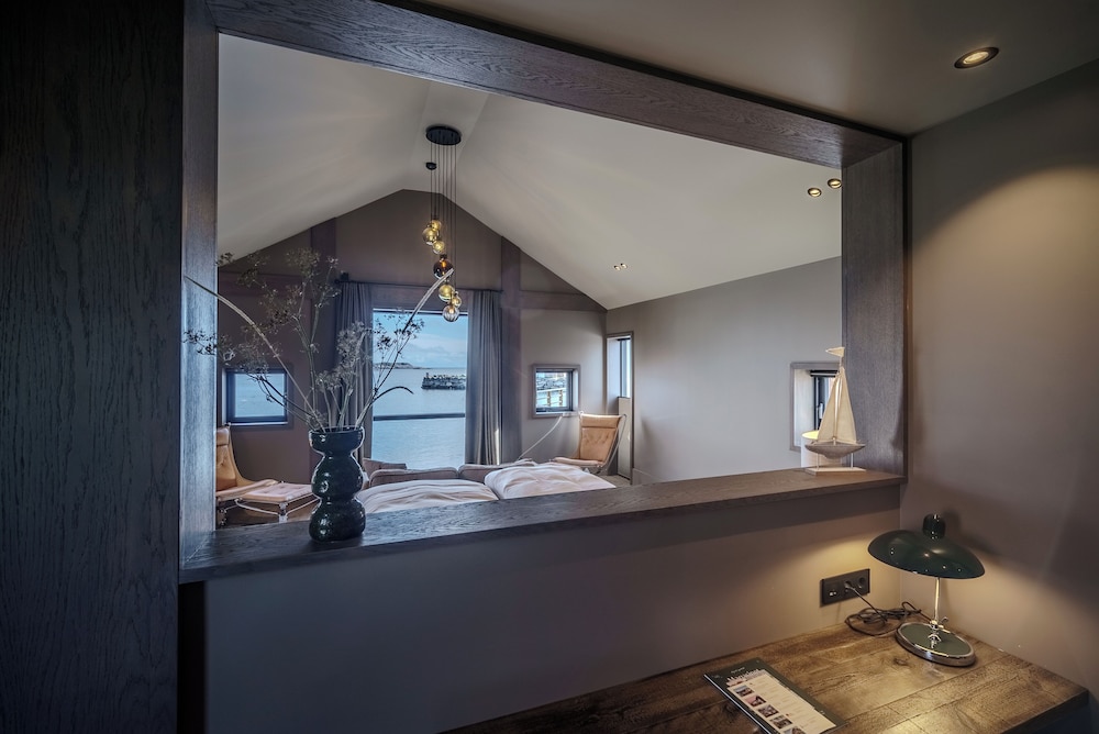 Henningsvaer Bryggehotell by Classic Norway Hotels 24/50