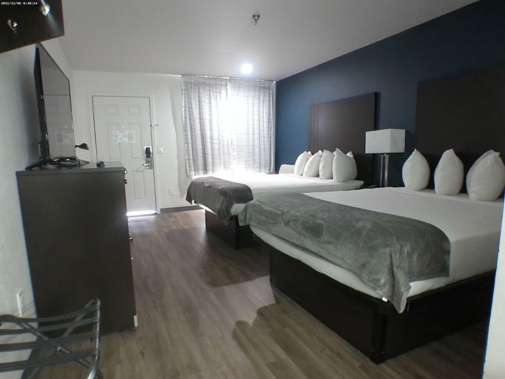 جناح استوديو ديلوكس بسريرين كوين، Greentree Inn Holbrook 2/2