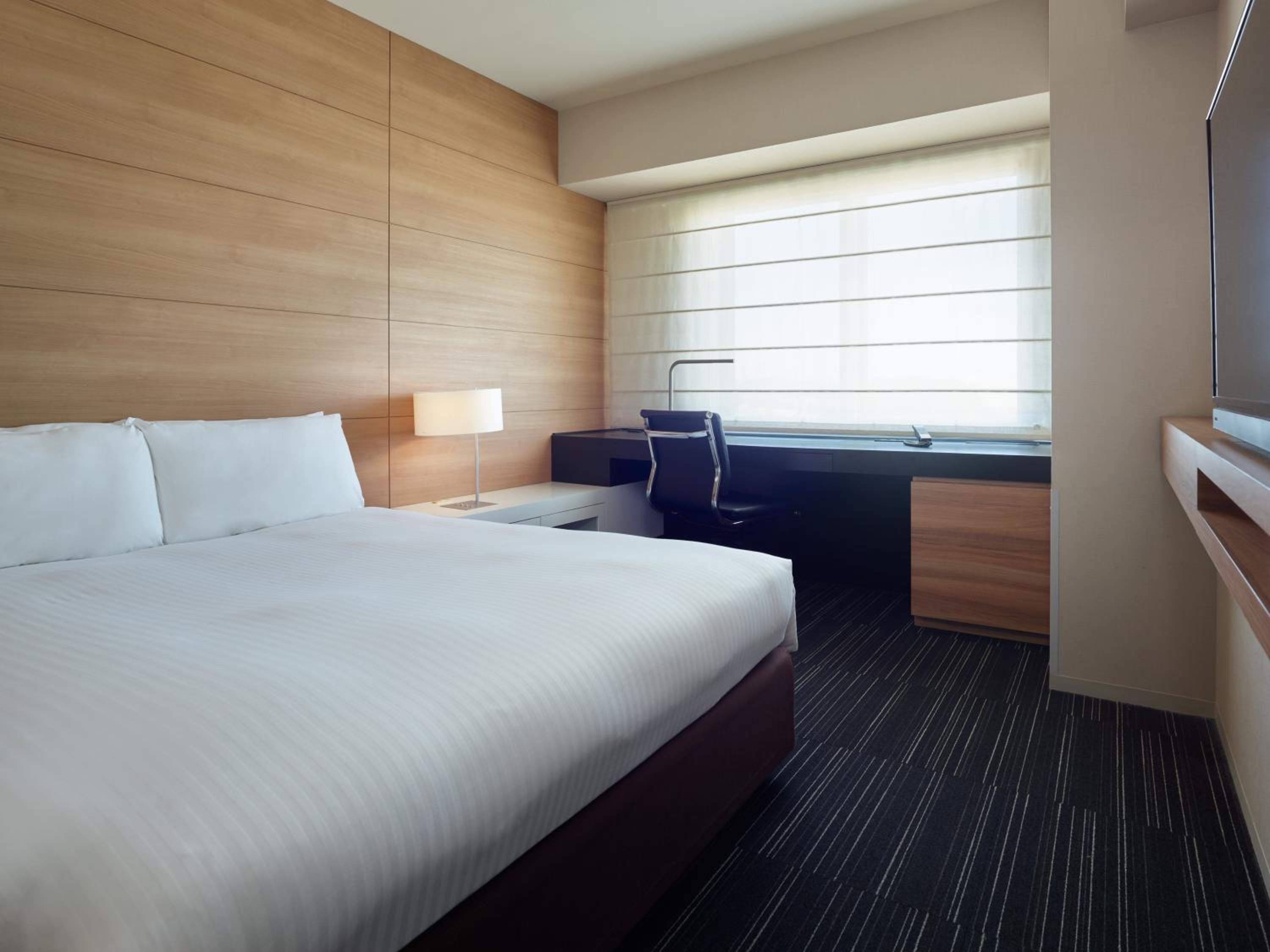 Moderate, Queen Bed