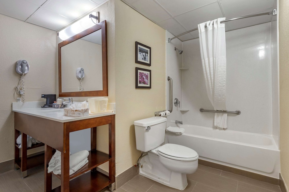 Comfort Inn Charlotte Airport Uptown 8/40