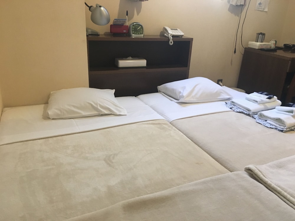 ROOM, TWIN BEDS