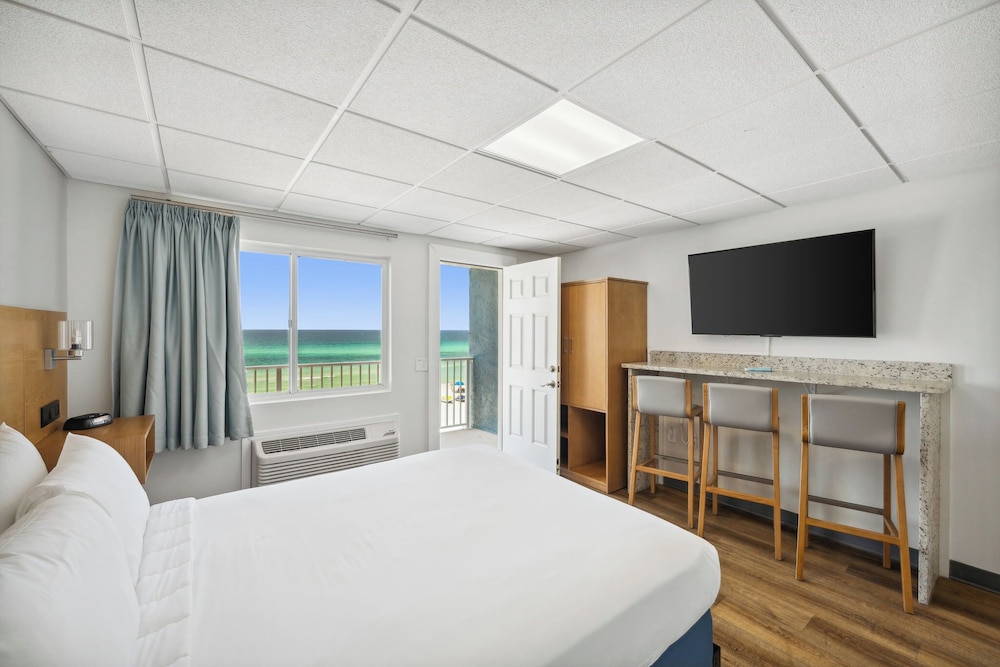 Top, Classic, 2 Queen Beds, Beach Front, Kitchen