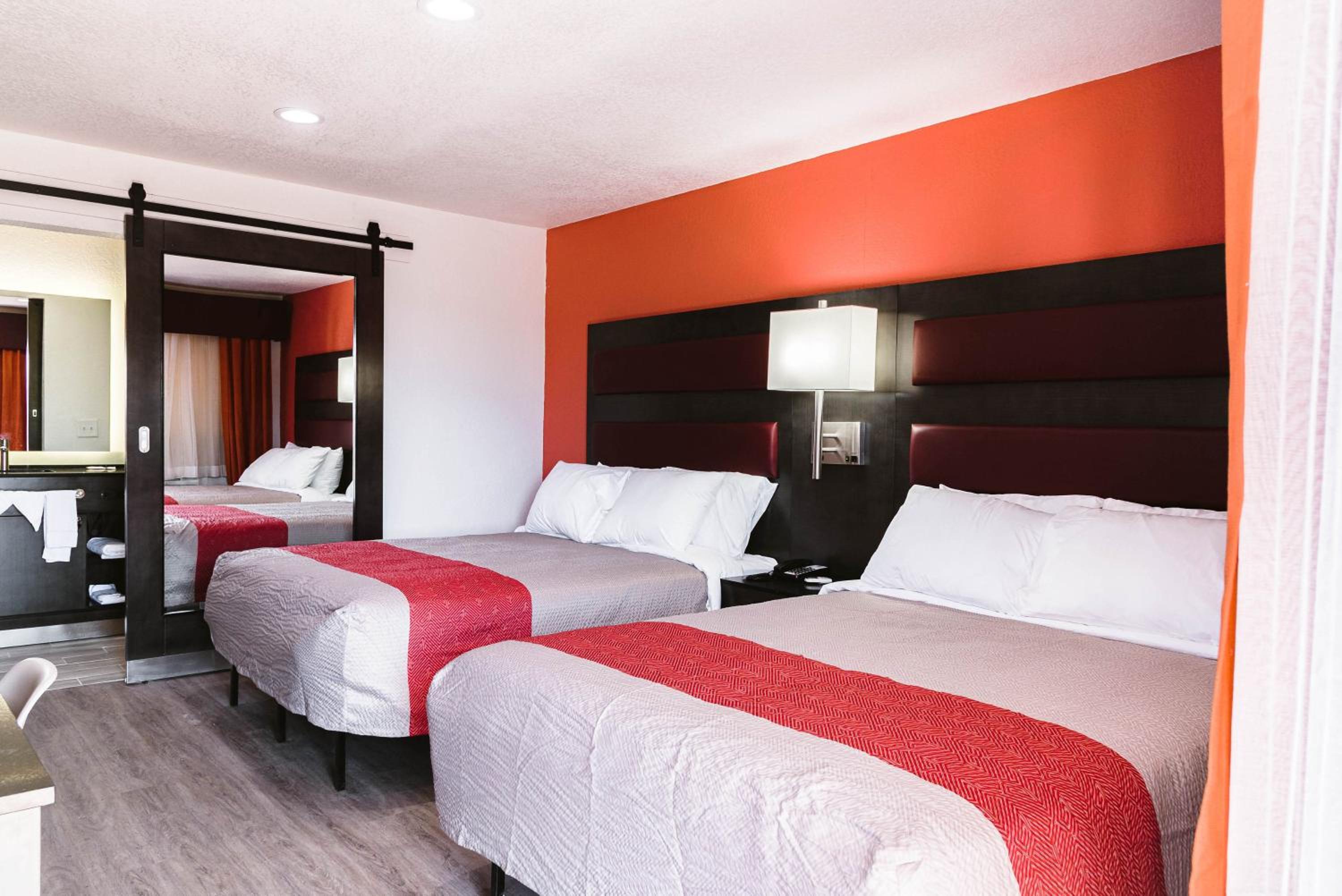 2 Queen Beds - Non-Smoking, Micfridge