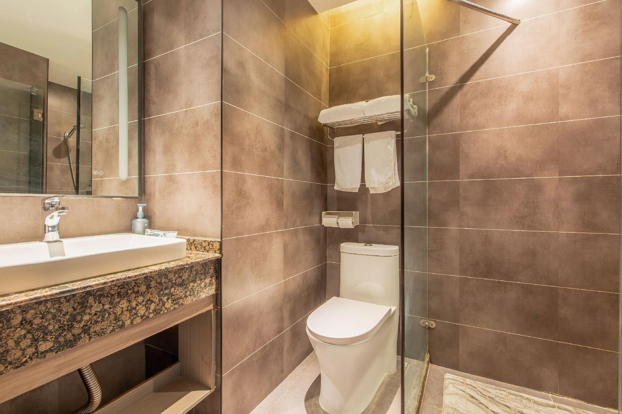 HanTing Hotel (Nanjing South Railway Station Software Avenue Hotel) 41/43