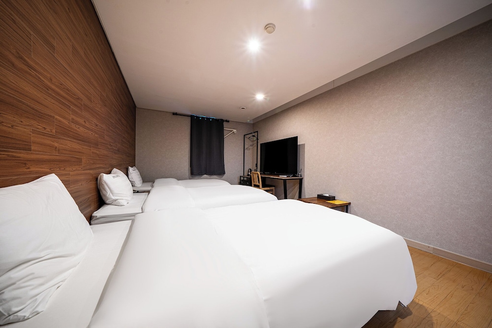 FAMILY, 3 BEDS