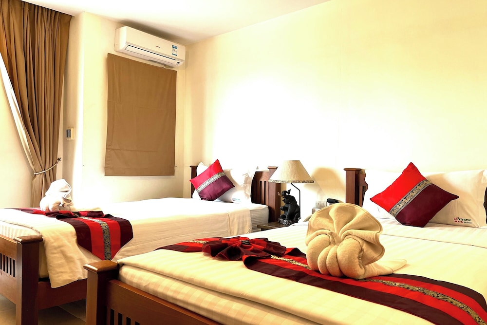 SUPERIOR, TWIN BEDS, NO BALCONY