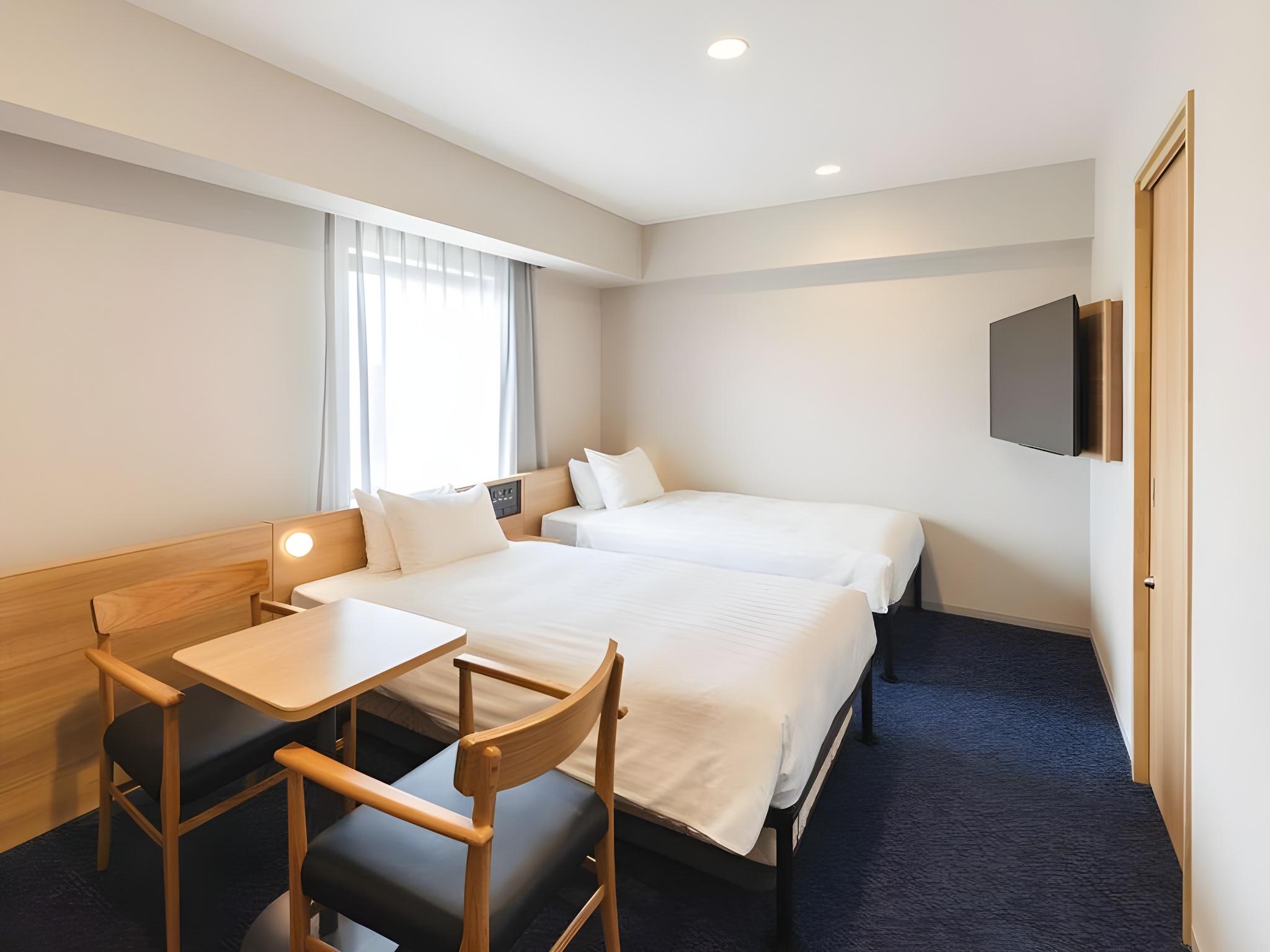 Universal, Twin Beds