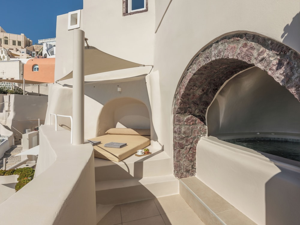 Oia Castle Luxury Suites by Art Maisons 50/50