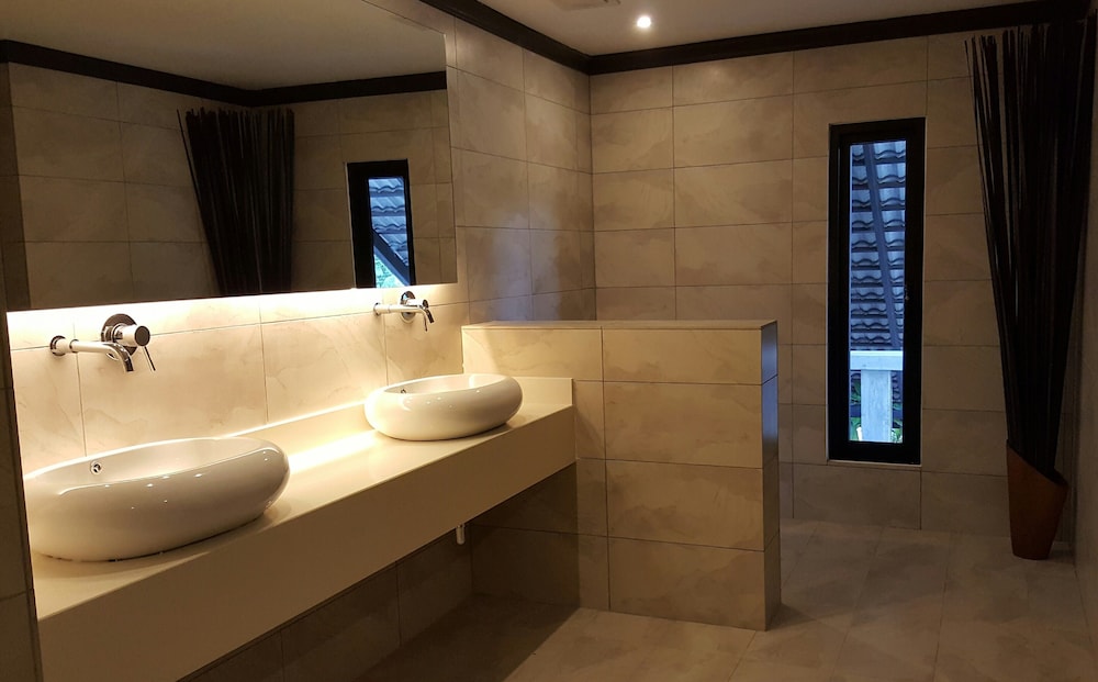 Lot 33 Boutique Hotel 50/50