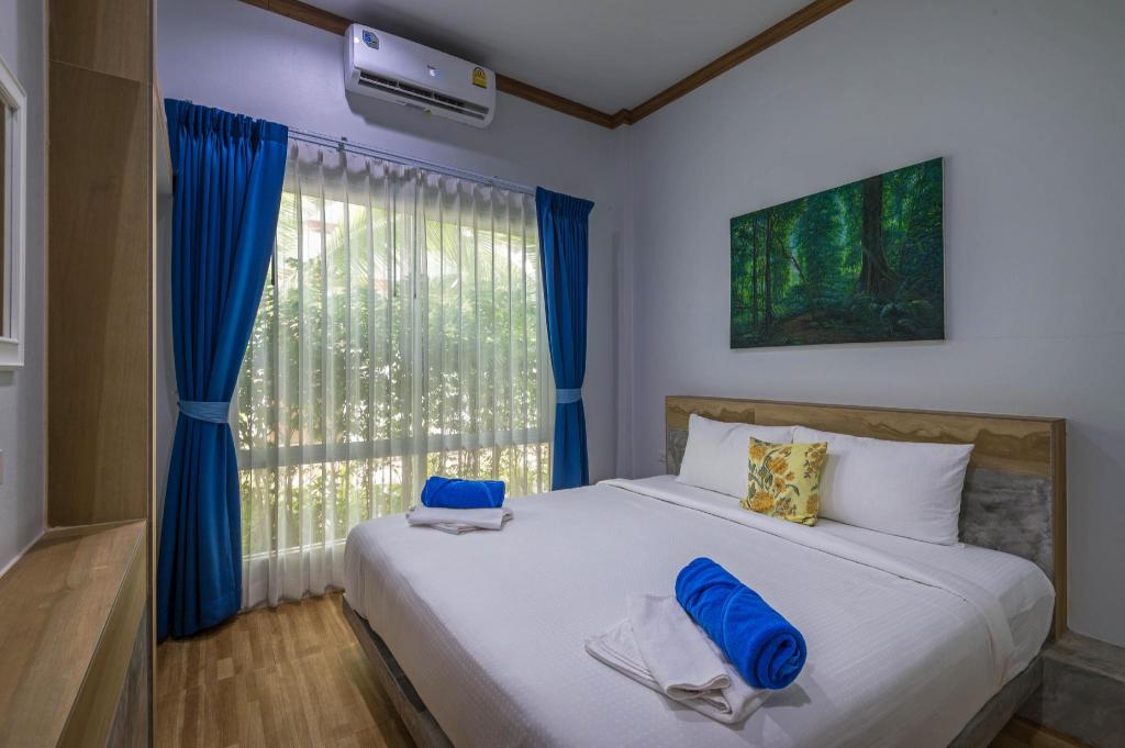 2 Bedrooms, Suite, 2 King Beds, Living Area, Balcony, Pool Access