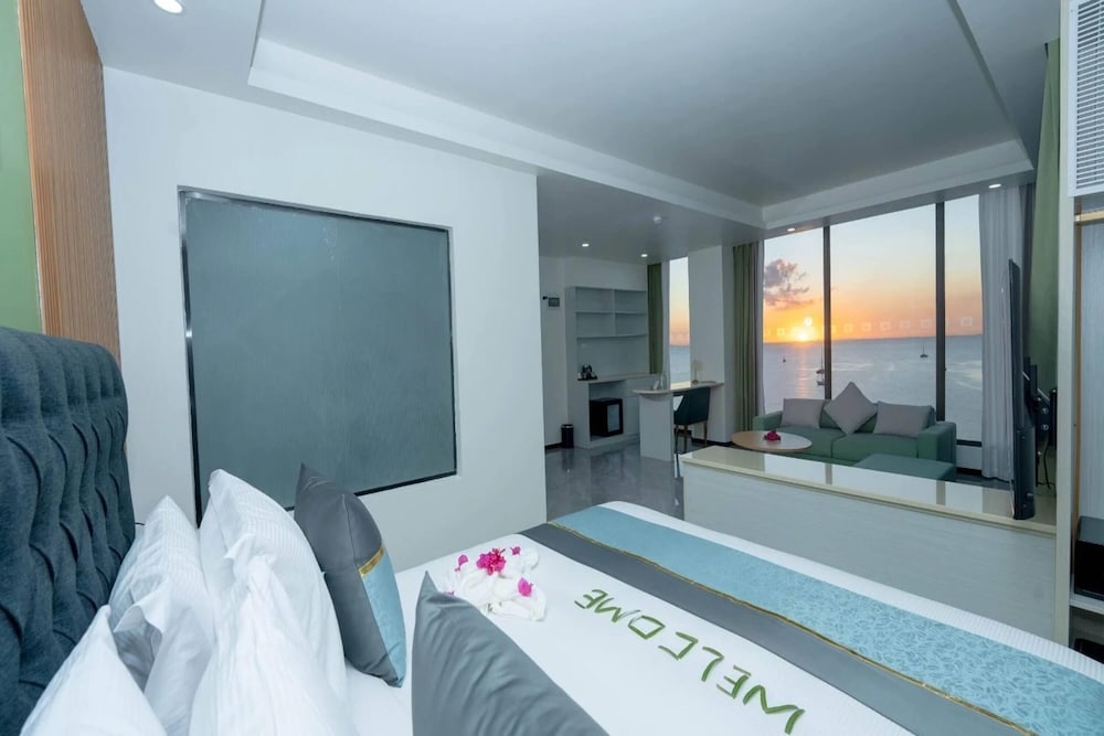 EXECUTIVE, BEACH FRONT