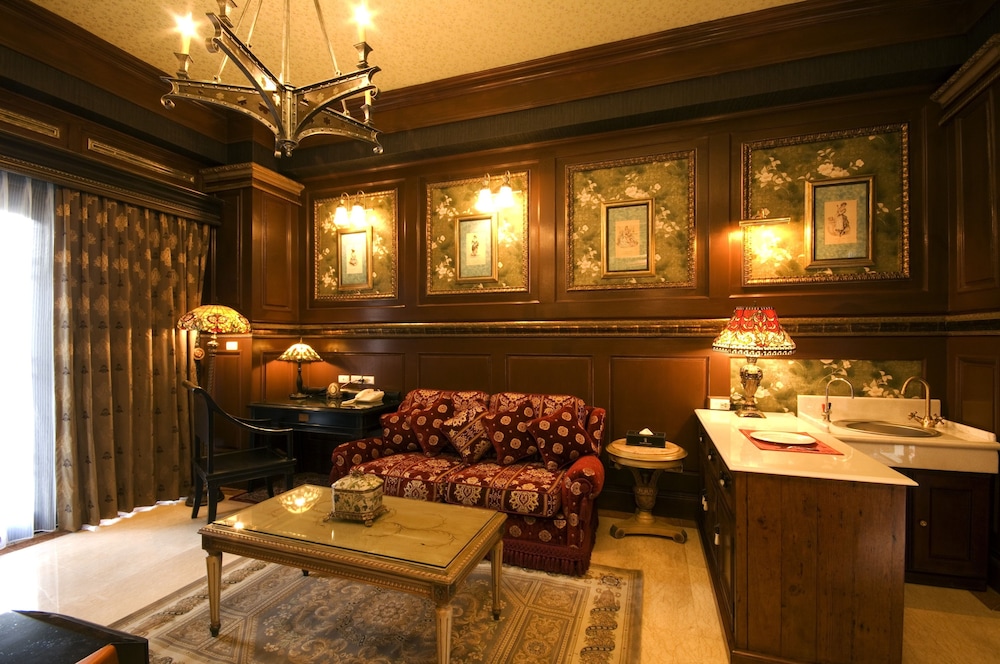 The Old England Manor 22/61