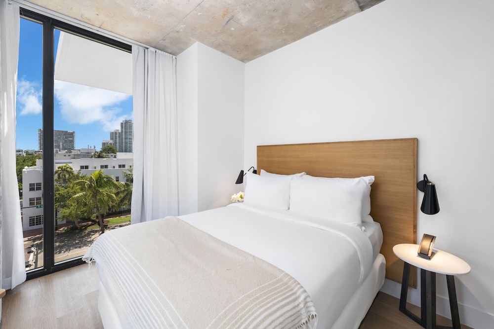 SUPERIOR, QUEEN BED