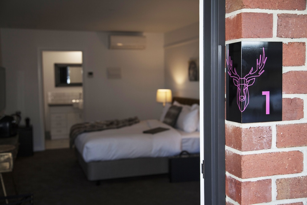 Farmers Arms Art Motel 5/44