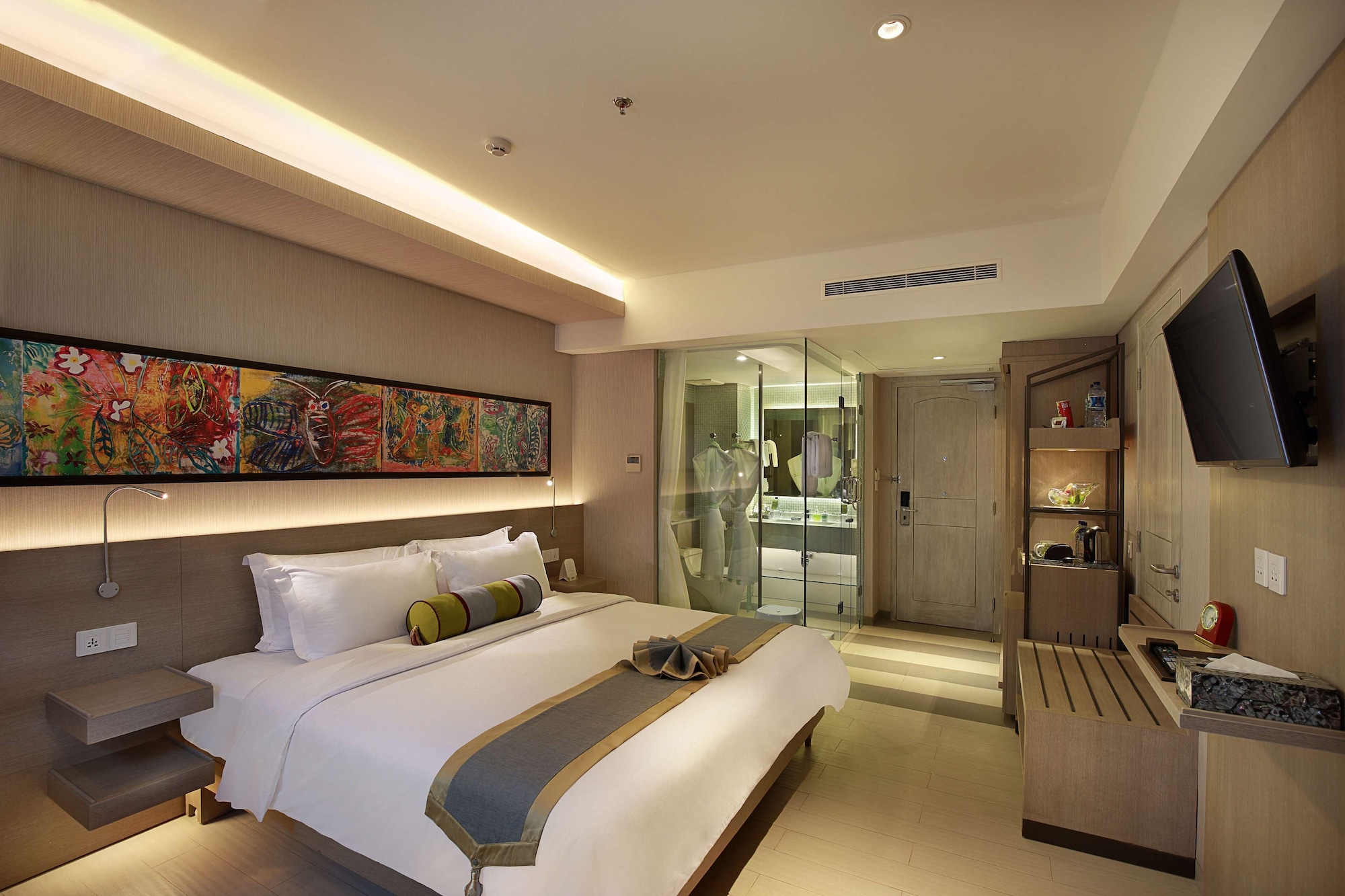 PLUS, SUPERIOR, KING BED