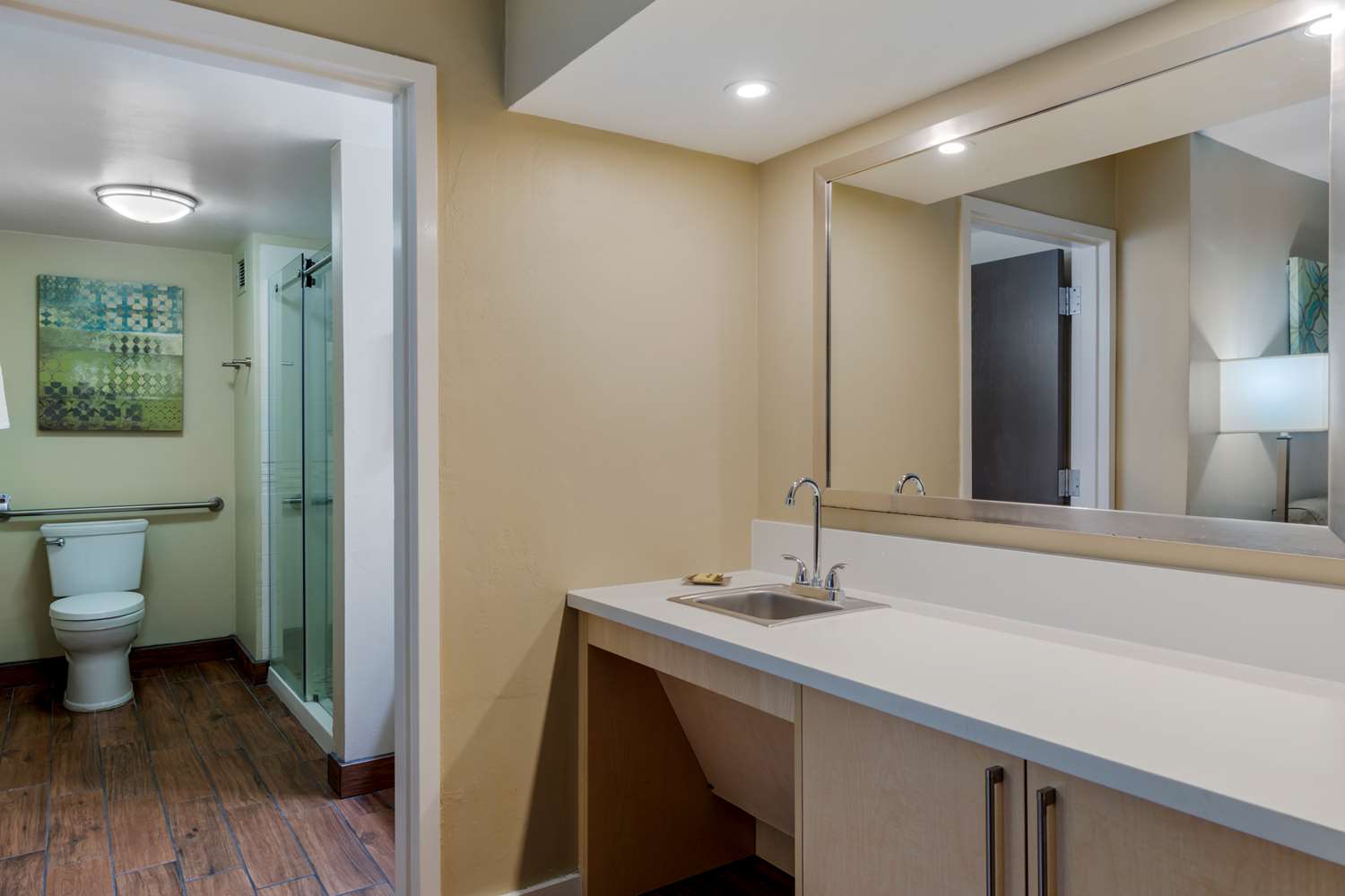 Best Western Plus South Coast Inn 71/72