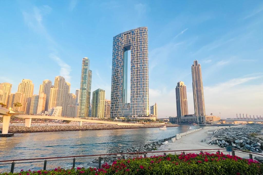 1BHK with Marina Views and Beach Access 12/15
