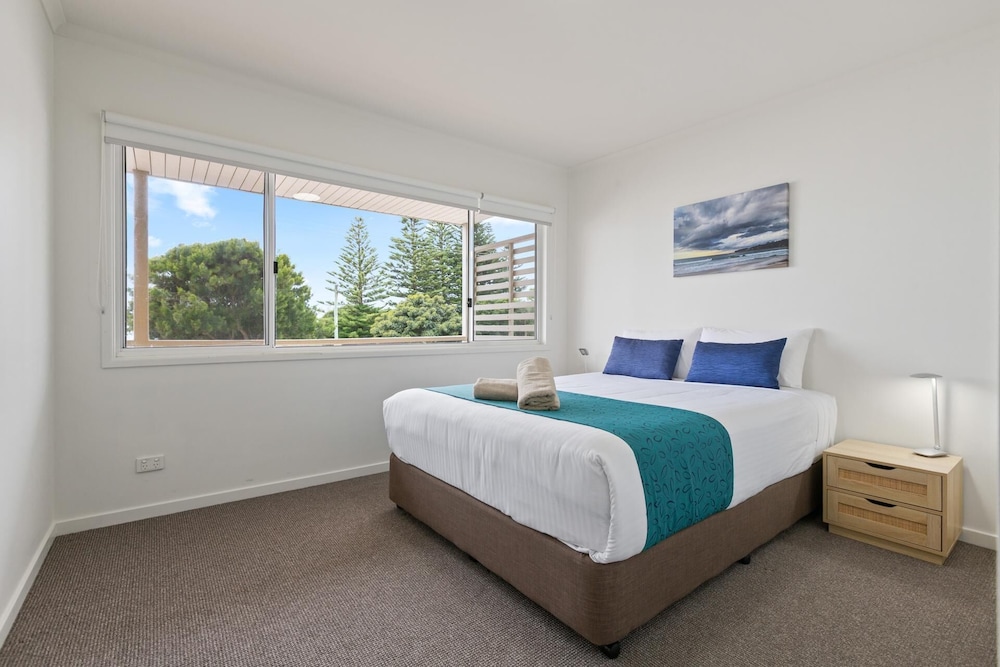 Town House, 1 Queen and 4 Single Beds