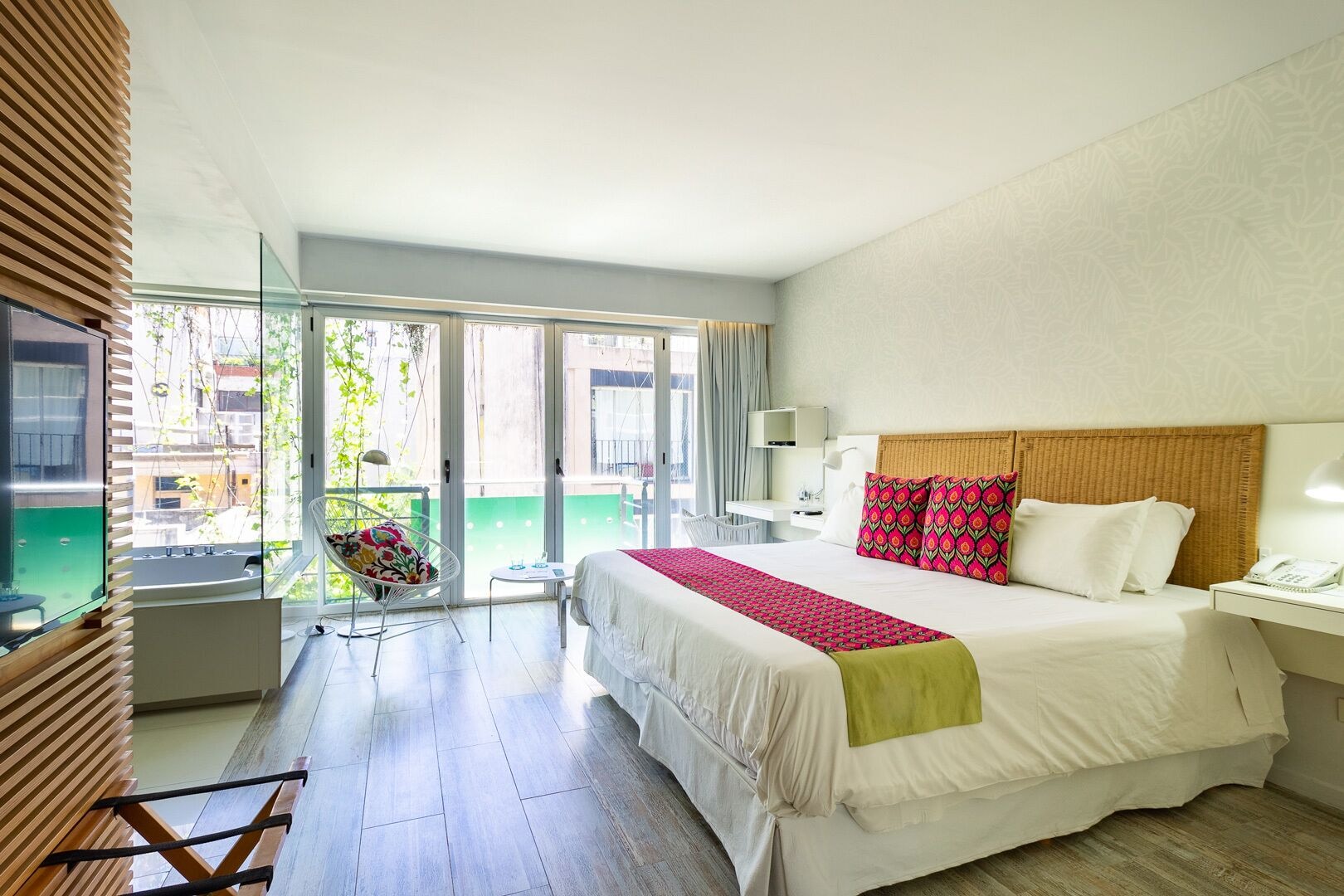 DELUXE, DOUBLE BED