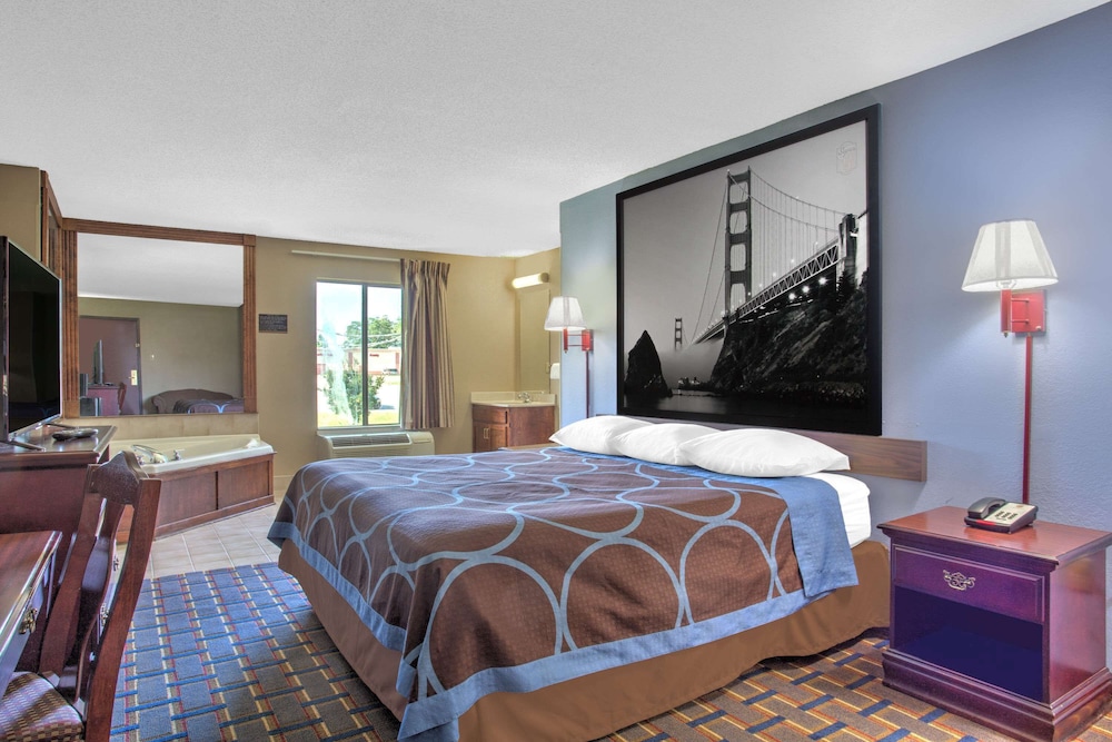 Super 8 by Wyndham Booneville 4/11