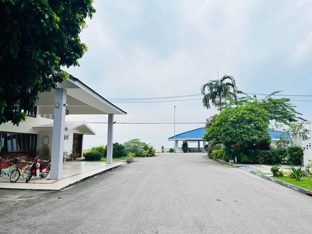 Bang Saphan Resort Hotel 40/50
