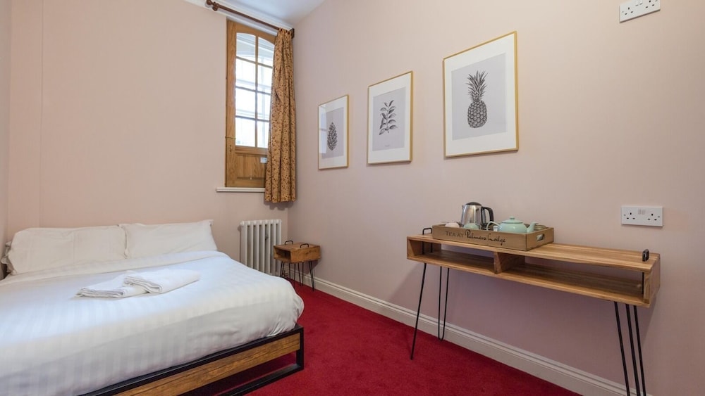 STANDARD, DOUBLE BED, SHARED BATHROOM