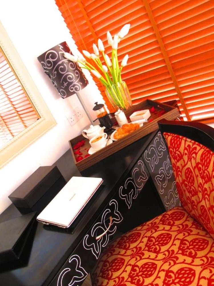 CBD Hotel 52/54
