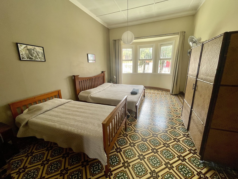 ROOM, KING BED
