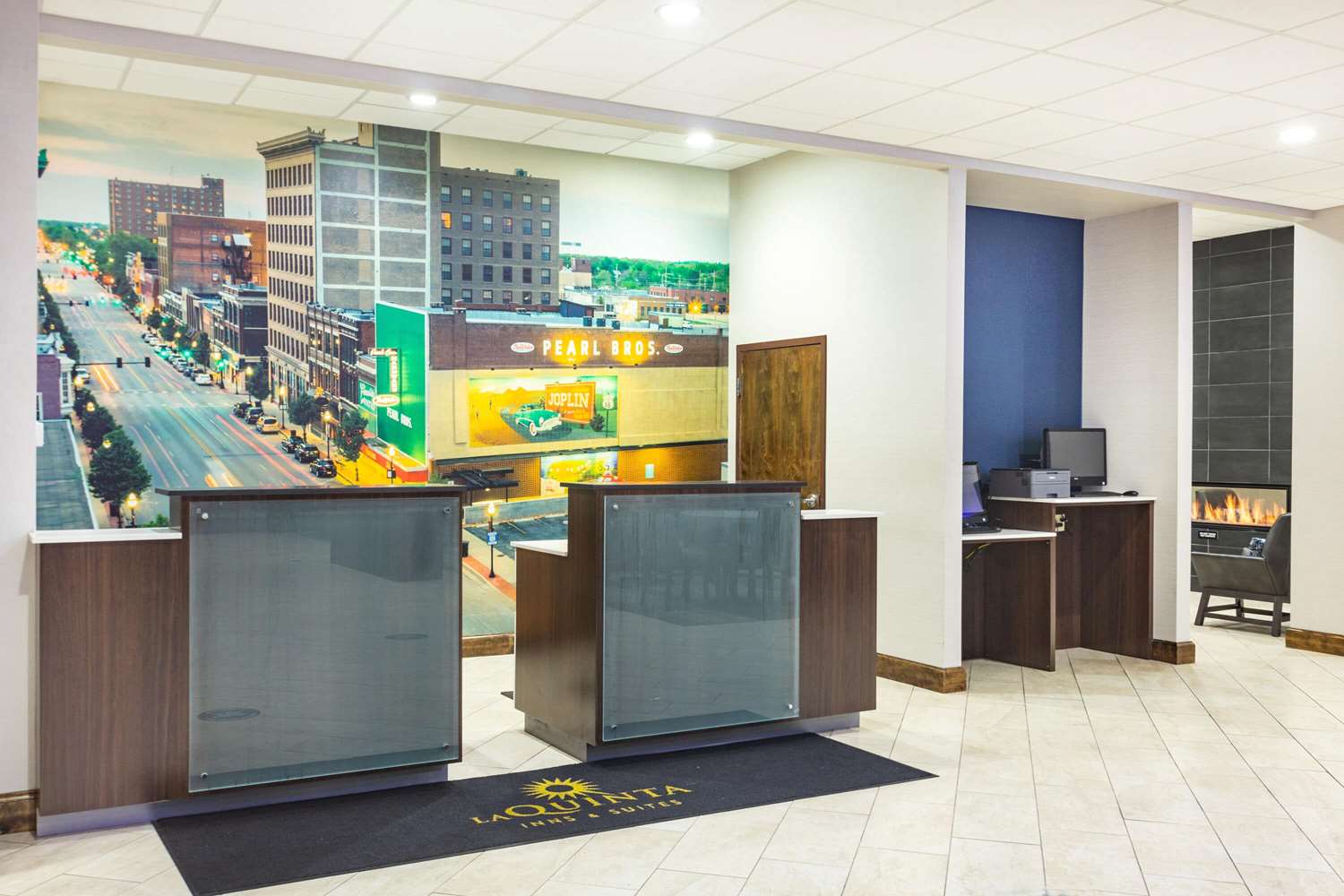 La Quinta Inn & Suites by Wyndham Joplin 12/56