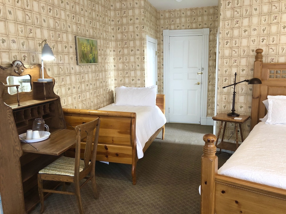 Rogues Harbor Inn 29/50