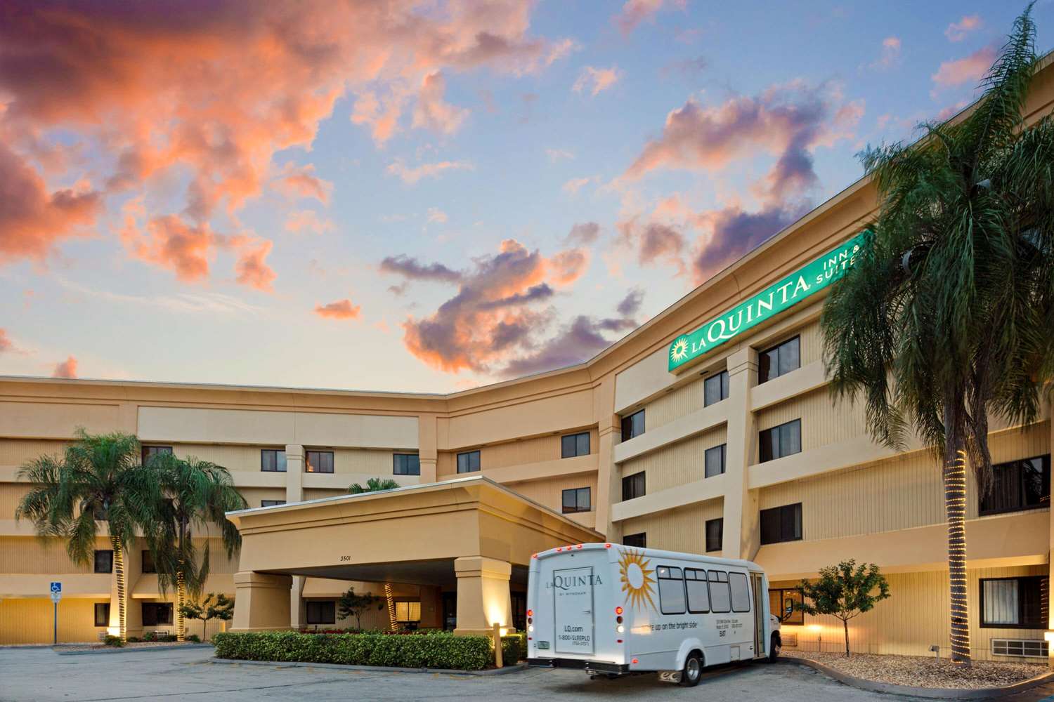 La Quinta Inn & Suites by Wyndham Miami Airport East 1/52