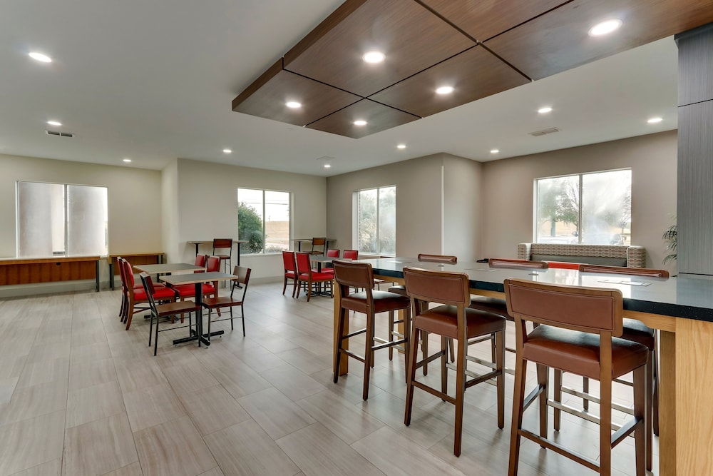 Holiday Inn Express Hotel Suites Waxahachie 56/74