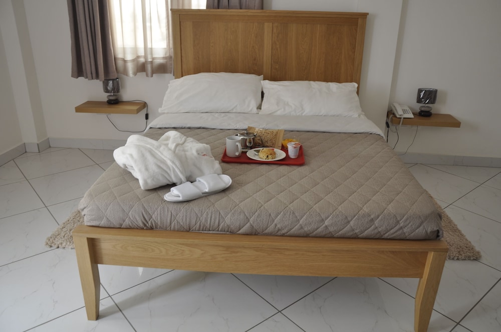 Le Suites Serviced Apartments 11/26