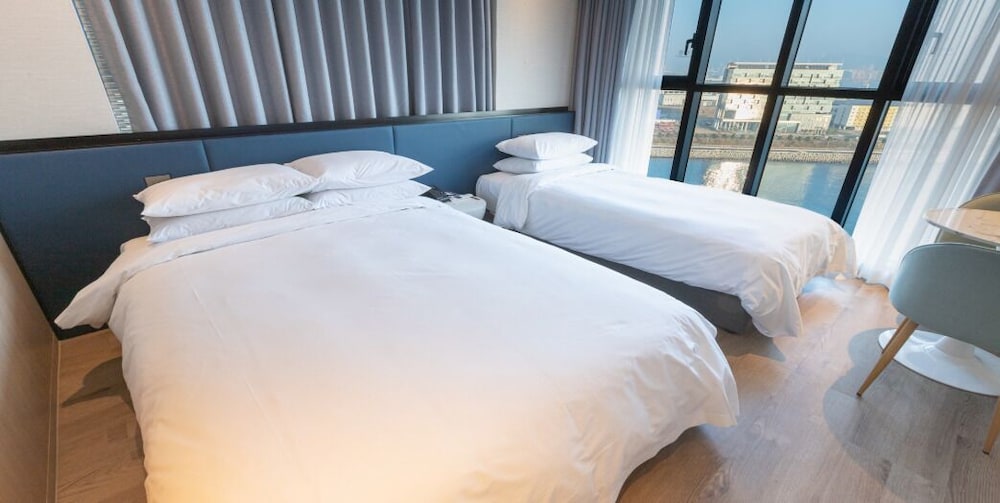 Ocean, Deluxe, Family, Twin Beds, Queen Bed