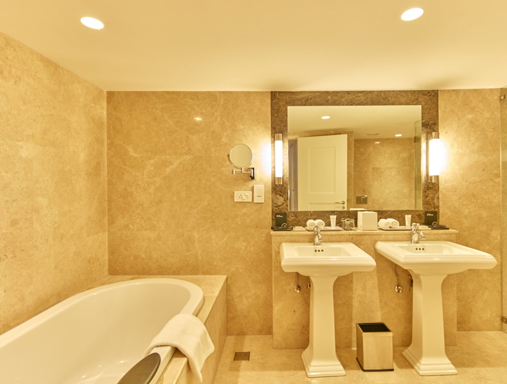 THE WAVERLY HOTEL & RESIDENCES 48/57