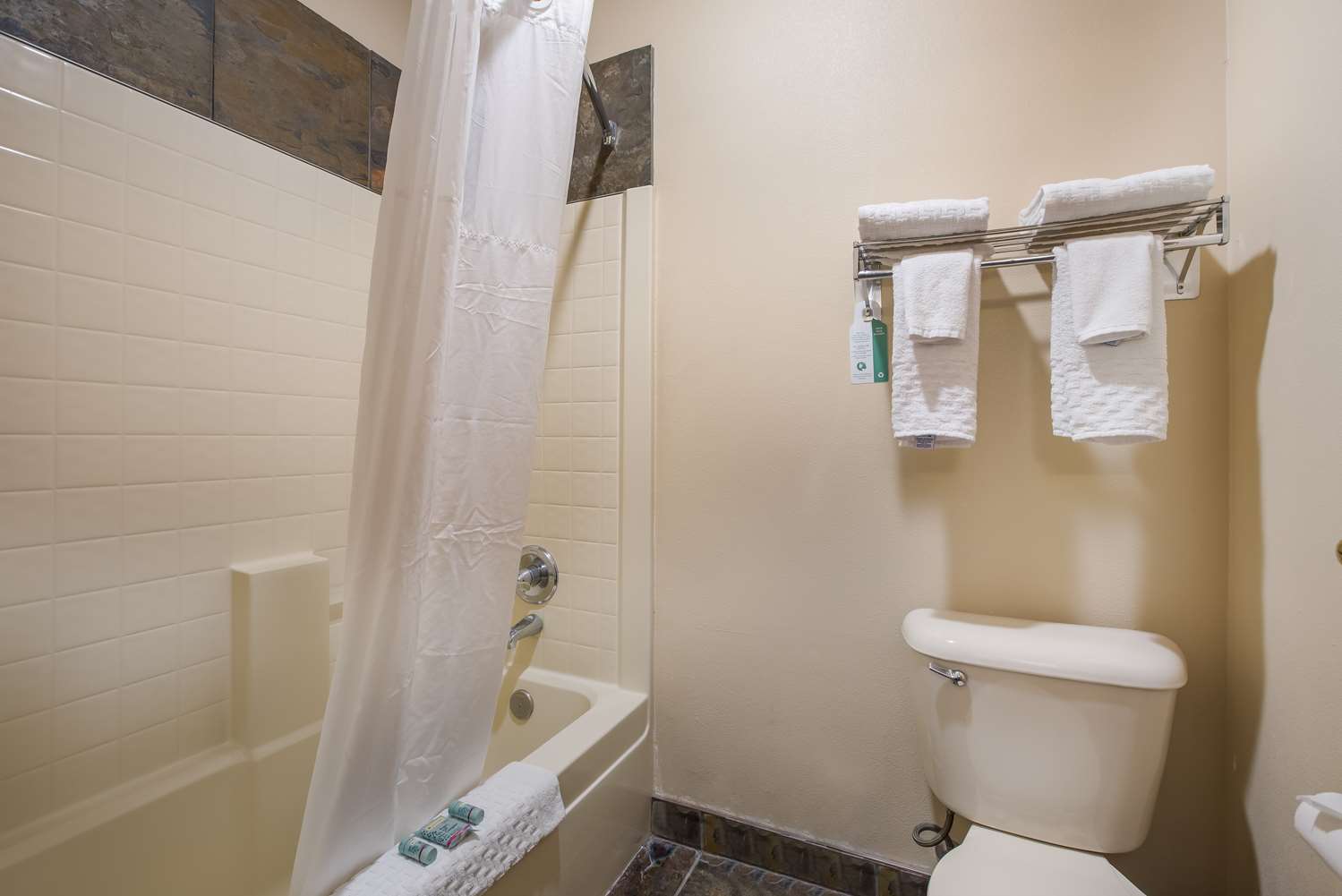 غرفة بسرير كينج يُسمح فيها بالحيوانات الأليفة، Best Western Northwest Lodge 4/4