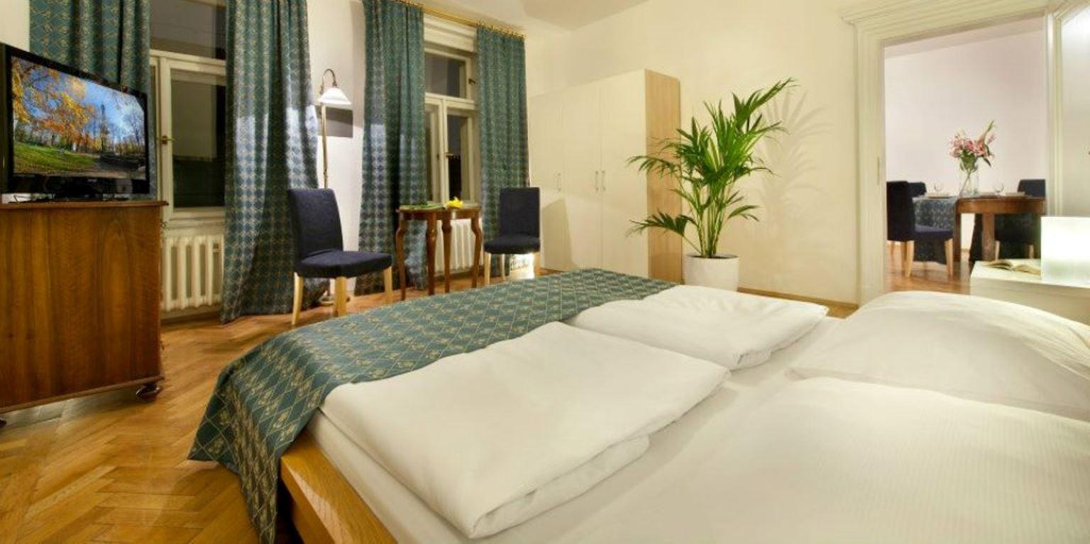 ROOM, DOUBLE BED
