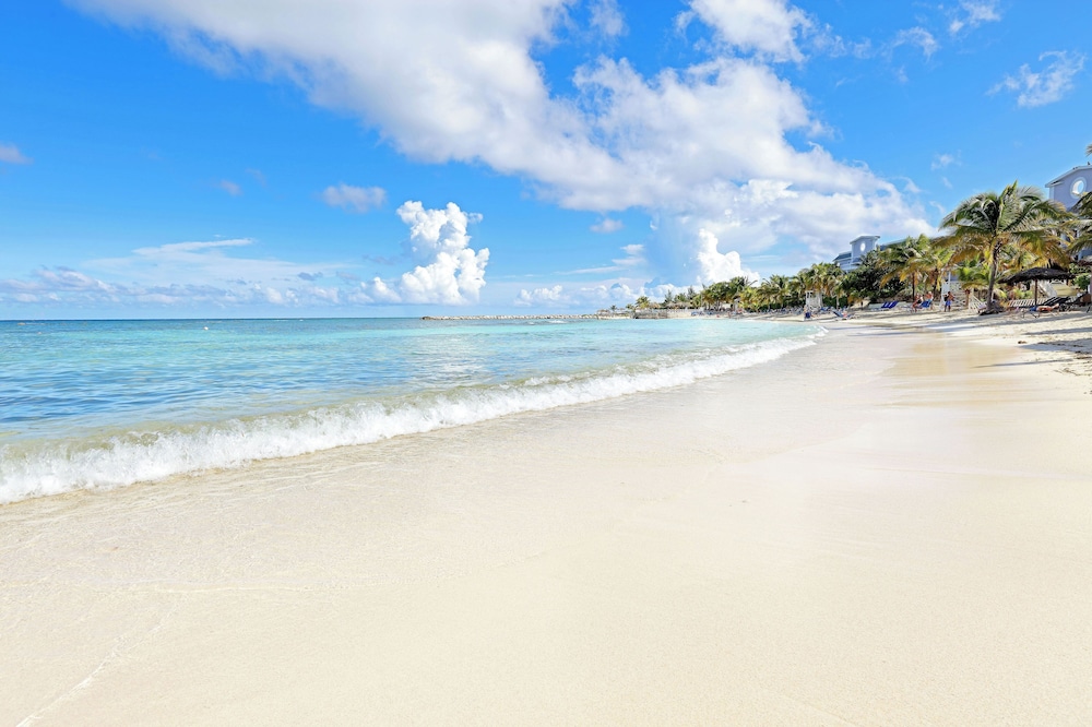 The Signature Level at Grand Palladium Lady Hamilton Resort & Spa 45/48