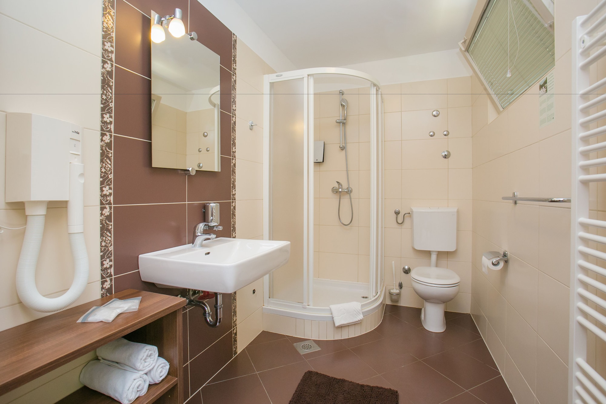 غرفة سوبيريور ثلاثية بسريرين منفصلين بإطلالة على الحديقة مع أريكة، Plitvice Holiday Resort 6/9